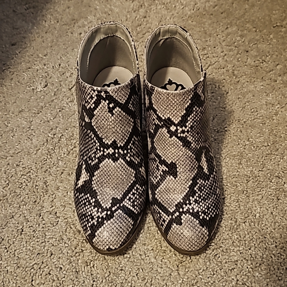 Fergalicious Charley Snakeskin Boots sz7.5M 3" heel